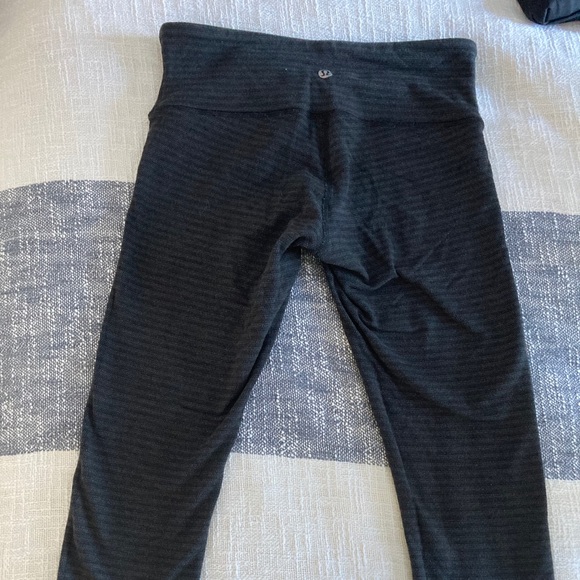 Lululemon dark grey cropped leggings - Picture 2 of 3